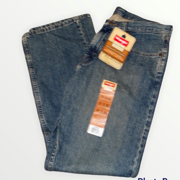 Wrangler Other - ⭐️NWT Wrangler Relaxed Fit Straight Leg Jeans⭐️